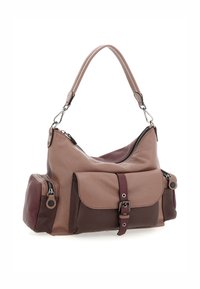 Borsa a spalla in pelle nelle tonalità di beige e bordeaux, con finitura texturizzata, tasche con zip e chiusura a patta con bottone a pressione.