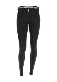 Leggings noirs extensibles avec une taille haute, deux poches avant et une fermeture à double bouton. Texture lisse et coupe ajustée.