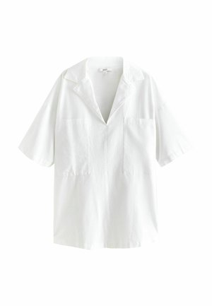 Biała koszula z krótkim rękawem, kołnierzem z wycięciem, dwoma kieszeniami na piersi i luźnym krojem.