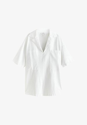 Weißes Kurzarmhemd mit gekerbtem Kragen, zwei Brusttaschen vorne und weiter Passform.