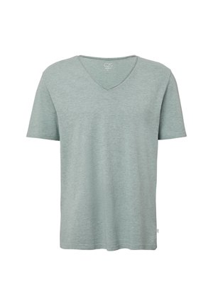 Miętowa koszulka z krótkim rękawem i dekoltem w serek, uszyta z miękkiego materiału, o luźnym kroju z małą metką marki na dolnym brzegu.