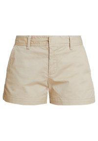 Shorts en coton beige avec un devant plat, des poches latérales et des passants pour ceinture. Le tissu est lisse avec un ourlet net.