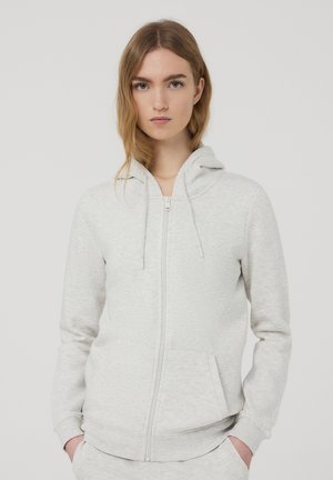 Szara rozpinana bluza z miękkiego materiału, z kapturem na sznurki, przednimi kieszeniami i ściągaczami na rękawach. Gładka tekstura i lekka konstrukcja.