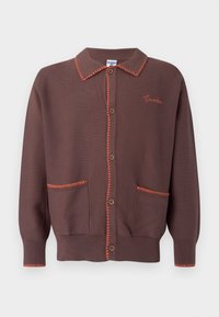 Hnedý sveter na gombíky s oranžovým kontrastným prešívaním, prednými vreckami a drevenými gombíkmi. Má golierový výstrih a rebrované manžety.