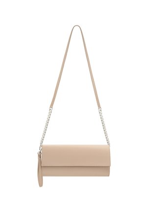 Beżowa skórzana torba na ramię o cylindrycznym kształcie, z klapką na zatrzask, łańcuszkiem i metalowymi elementami oraz minimalistycznymi detalami przeszyć.