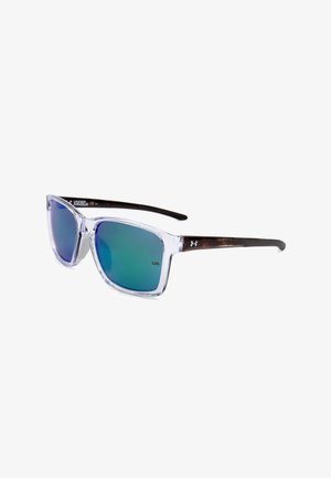Occhiali da sole Under Armour con montatura quadrata trasparente, lenti verdi riflettenti e aste scure tigrate con loghi del marchio.