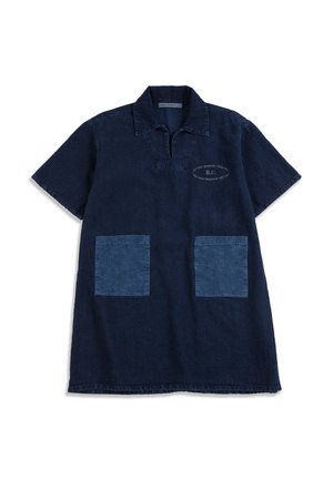 Chemise bleu foncé à manches courtes avec col, deux poches avant bleu plus clair et petit texte imprimé sur la partie gauche de la poitrine.