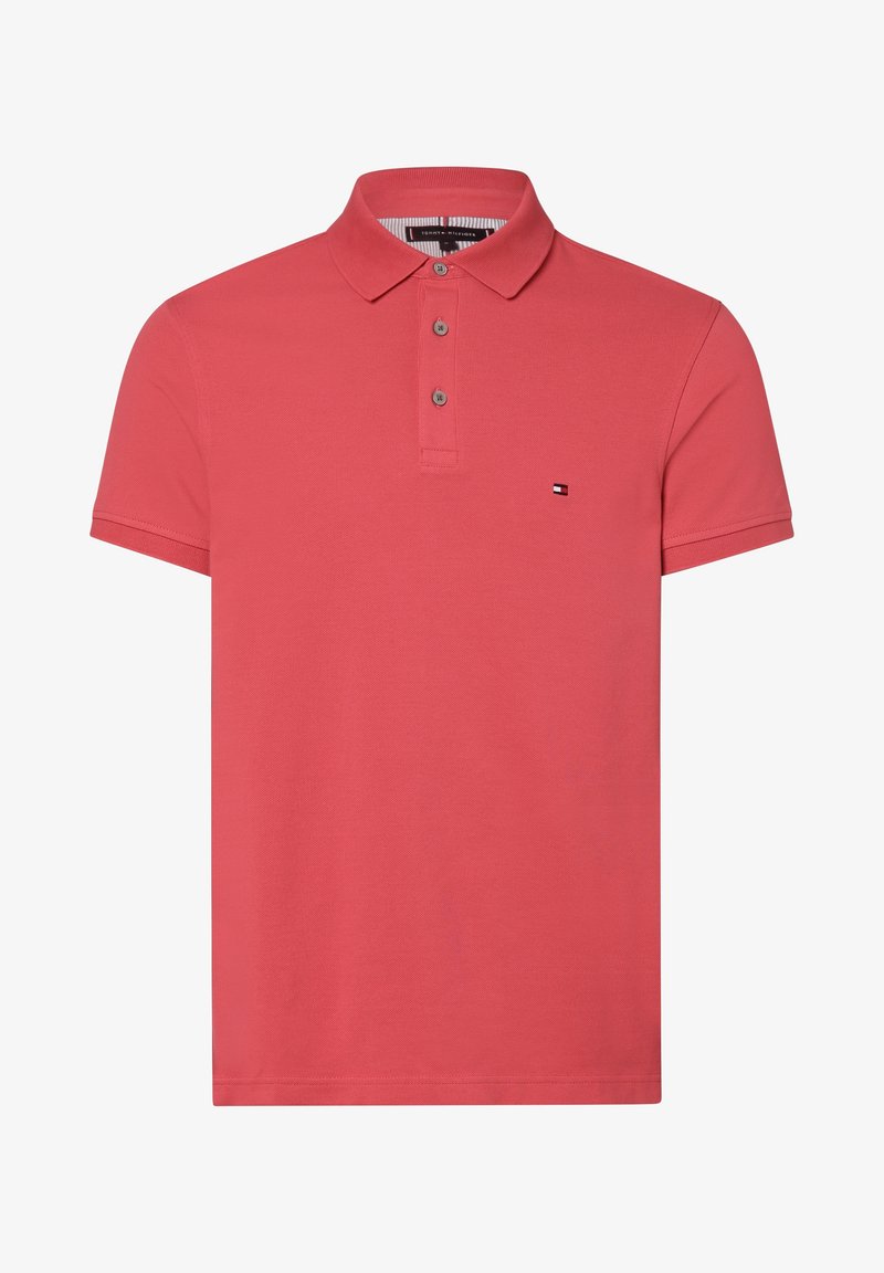 Polo à manches courtes en coton corail, avec un col classique, une patte de boutonnage à trois boutons et un petit logo sur la poitrine gauche.