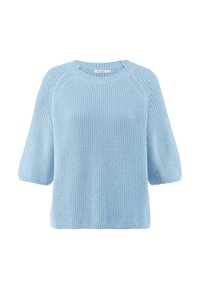 Pull en tricot bleu clair à manches courtes et col rond, avec un motif côtelé texturé.