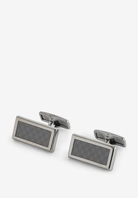 Metal cufflinks med et rektangulært design, der har en carbonfiberstruktur og hardware i sølvfarve til fastgørelse.