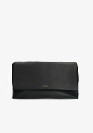 Zwarte leren clutch met een gladde textuur, een omslagontwerp, gouden logo-accent en minimalistische vorm.