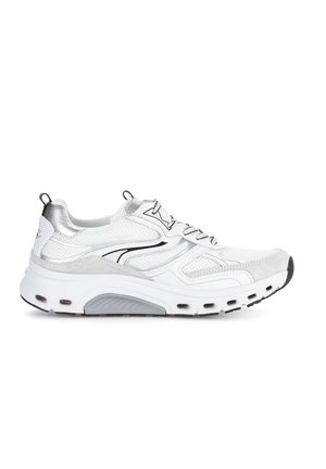 Baskets athlétiques blanches et grises avec tige en mesh, fermeture à lacets, col rembourré et semelle épaisse avec des trous de ventilation sur le côté.