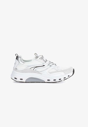 Baskets athlétiques blanches et grises avec tige en mesh, fermeture à lacets, col rembourré et semelle épaisse avec des trous de ventilation sur le côté.