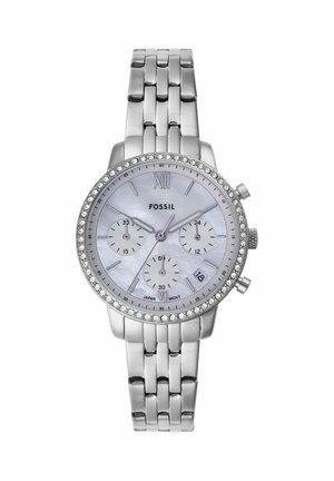 Zilveren Fossil polshorloge met kristallen bezel, parelmoeren wijzerplaat, drie subdials, datumvenster en metalen schakelen band.