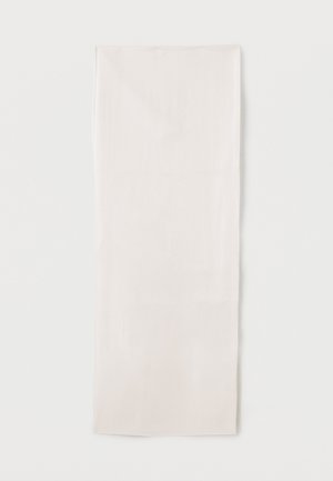 Sciarpa lunga e stretta di tessuto bianco con una texture liscia, mostrata distesa su uno sfondo chiaro e uniforme.