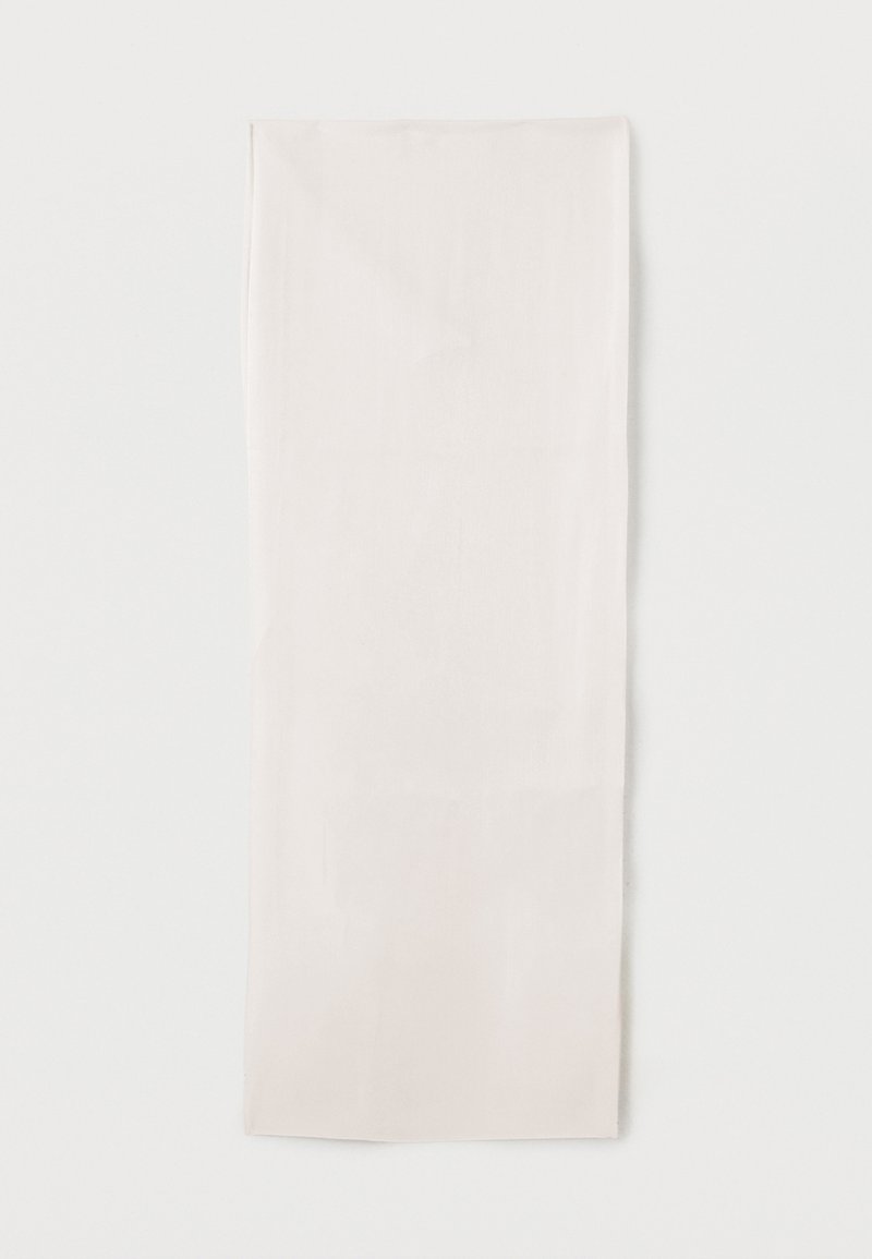 Écharpe longue et étroite en tissu blanc à texture lisse, présentée à plat sur un fond clair uni.