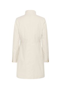 Ljusbeige trenchcoat med hög krage, långa ärmar och sidoklipp. Tillverkad av ett slätt, hållbart tyg med minimalistisk design.