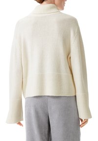 Cremfarbener gestrickter Pullover mit hohem Kragen, überschnittenen Schultern und geripptem Saum. Verfügt über Glockenärmel und einen weichen, strukturierten Stoff.