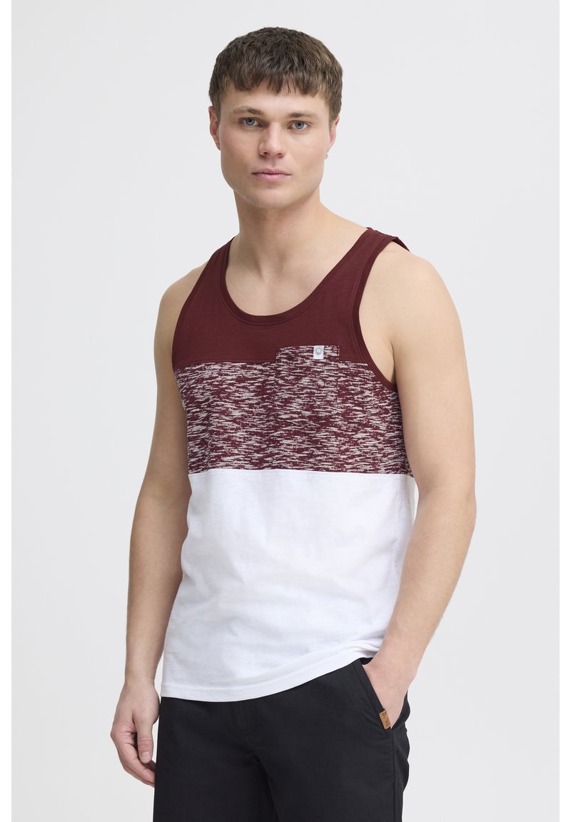 Kastanienbraunes und weißes Tanktop mit einem strukturierten oberen Bereich und einer Taschenapplikation. Hergestellt aus leichtem Stoff, mit einer lockeren Passform und Rundhalsausschnitt.