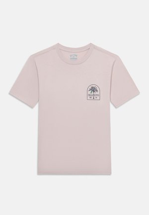 T-shirt rose clair à manches courtes et col rond avec un petit palmier noir et le logo "Billabong" sur la poitrine gauche.