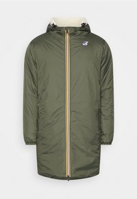 Parka con cappuccio verde oliva, con una zip verticale gialla, blu e rossa, polsini elasticizzati e una fodera morbida. Patch con logo sul petto in alto a sinistra.