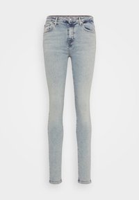 Pantalones ajustados de denim en azul claro, con una cintura alta, diseño de cinco bolsillos y un suave desgastado para un aspecto usado.