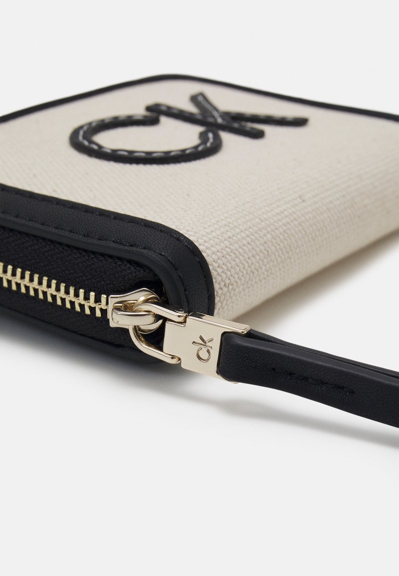 Damen Geldbörsen | Calvin Klein RESORT WALLET Geldbörse sand/beige - BN02932 Damen Geldbörsen | Calvin Klein RESORT WALLET Geldbörse sand/beige - BN02932