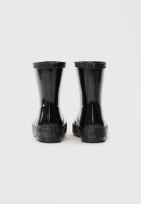 Bottes de pluie en caoutchouc noir avec une finition lisse et brillante, de hauteur courte, et des semelles texturées pour une meilleure adhérence. Bords renforcés sur le haut.