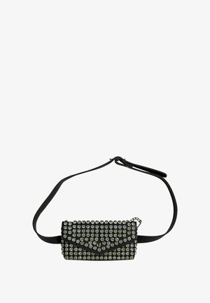 Melna taisnstūra rokassoma ar dakšu dizainu, kas rotāta ar sudraba izšuvumiem, plakanu regulējamu siksnu un pārklājošu vāku.