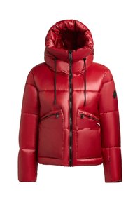 Chaqueta acolchada roja con cuello alto y capucha, con bolsillos con cremallera y acentos de cremallera negra. Fabricada con un material brillante y suave.