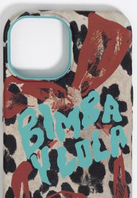 Funda de teléfono con un diseño de estampado de leopardo, acentos rojos y texto turquesa que dice "Bimba Y Lola". Corte cuadrado para la cámara en la esquina.