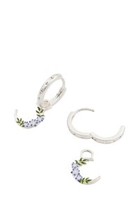 Pendientes de aro plateados con diseños florales que incluyen flores azules y hojas verdes. Superficies texturizadas y una forma de media luna única.