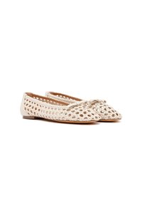 Bailarinas tejidas beige con punta cerrada, tacón plano y un lazo decorativo en la parte delantera. Fabricadas en material sintético texturizado.