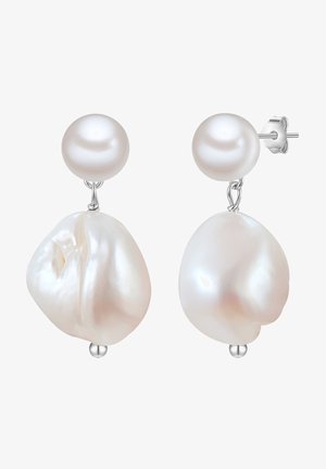 Los pendientes de perlas en gota cuentan con una perla superior blanca redonda y una perla blanca de forma irregular y texturizada en la parte inferior, cada una montada con un herraje de plata.