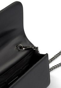 Czarna skórzana torba na ramię z łańcuszkowym paskiem, o gładkiej fakturze, z bezpiecznym zapięciem i przestronnym wnętrzem z kieszeniami.