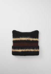 Strickmütze aus Wolle in Schwarz, Braun und Beige mit horizontalen Streifen. Weiche Textur, abgerundete Spitze und leicht umgeschlagener Rand.
