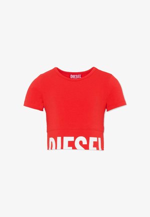 Rode cropped T-shirt van katoen, met een ronde halslijn en korte mouwen. "DIESEL" staat in grote witte letters op de zoom gedrukt.