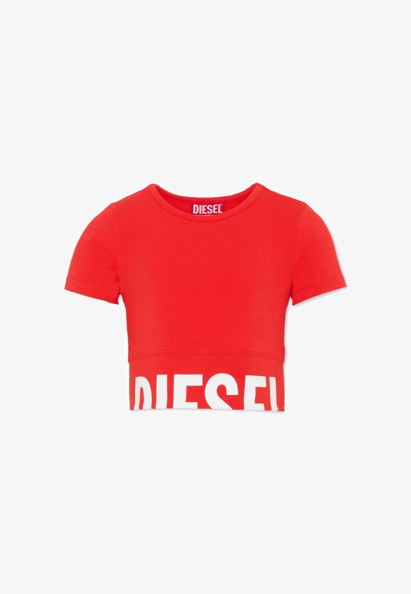 T-shirt rouge raccourci en coton, avec un col rond et des manches courtes. "DIESEL" est imprimé en grandes lettres blanches sur l'ourlet.