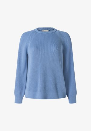 Jasnoniebieski prążkowany sweter dzianinowy z długimi rękawami i okrągłym dekoltem, prezentowany na białym tle.