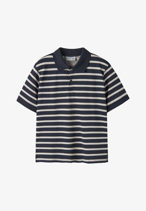 Granatowo-biała koszulka polo w poziome paski z krótkim rękawem, ciemnym kołnierzykiem i jednym guzikiem przy dekolcie.