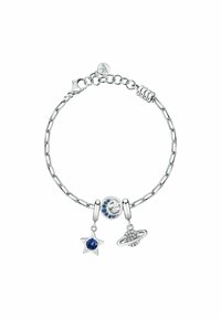 Bracciale in argento con catena che presenta un charm a stella con pietra blu, un charm a pianeta decorato con pietre trasparenti e un charm rotondo con accenti blu.