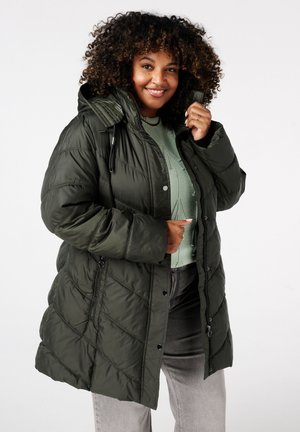 Olijfgroene pufferjack met een ritssluiting aan de voorkant, capuchon en een diagonaal geruit patroon. Heeft zwarte accenten en een relaxed fit.