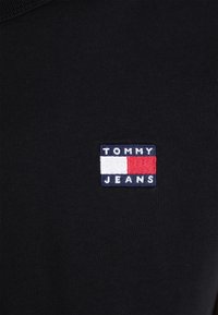 Tommy Jeans REG MELANGE BADGE - Basic T-shirt - black