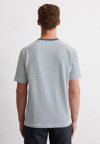 T-shirt rayé gris et marine avec un col arrondi, des manches courtes et une coupe décontractée, fabriqué en coton doux.