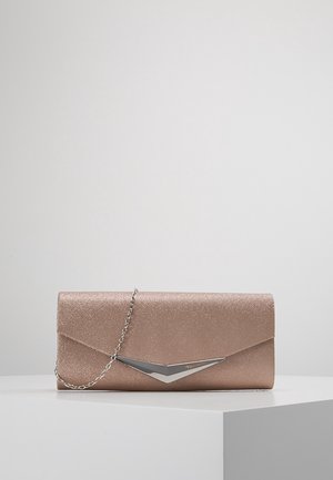 Glanzende roségouden clutch met zilveren V-vormige sluiting en fijne zilveren kettingriem op een witte ondergrond tegen een effen lichtgrijze achtergrond.