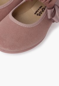 Pisamonas MERCEDITAS TIRA FRUNCIDA - Zapatos de bebé - rosa