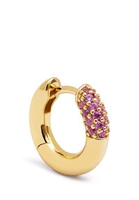Boucle d'oreille en or avec un design incurvé, ornée d'un cluster de pierres précieuses roses d'un côté, texturée avec de petites accents dorés.