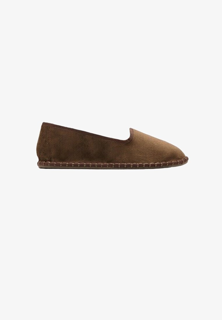 Chaussure plate en daim marron à enfiler, avec semelle cousue et bout arrondi, vue de côté sur fond blanc.