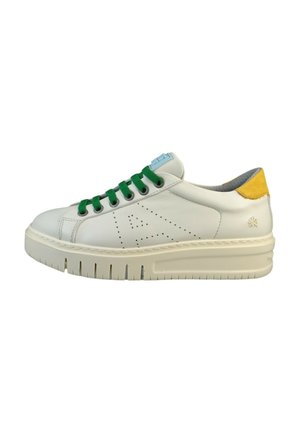 Zapatilla de cuero blanca con cordones verdes, acento amarillo en el talón, detalles perforados, suela de goma blanca gruesa y marca azul en la lengüeta.