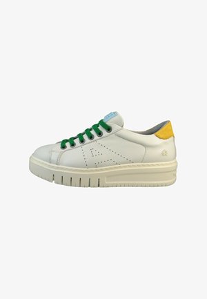 Weißes Leder-Sneaker mit grünen Schnürsenkeln, gelbem Fersenakzent, durchbrochenen Details, dicker weißer Gummisohle und blauer Markenkennung auf der Zunge.